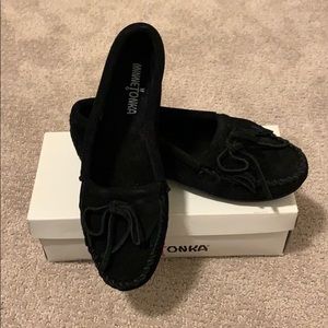 Minnetonka moccasins- black, size 8